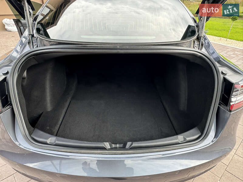 Седан Tesla Model 3 2020 в Львове