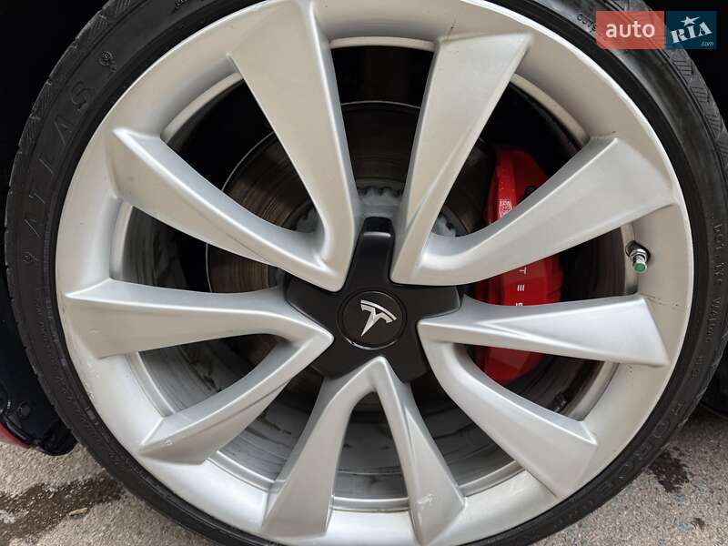 Седан Tesla Model 3 2019 в Львові