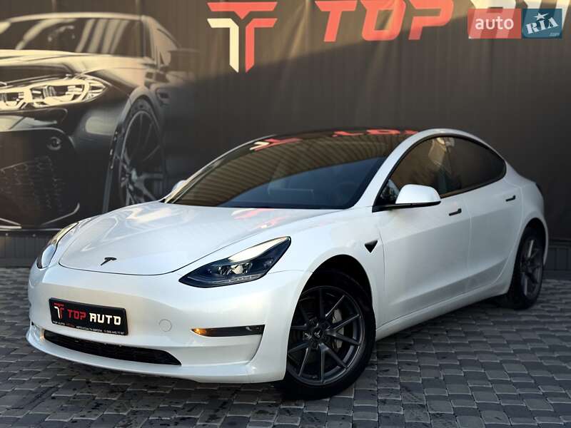 Седан Tesla Model 3 2023 в Львове