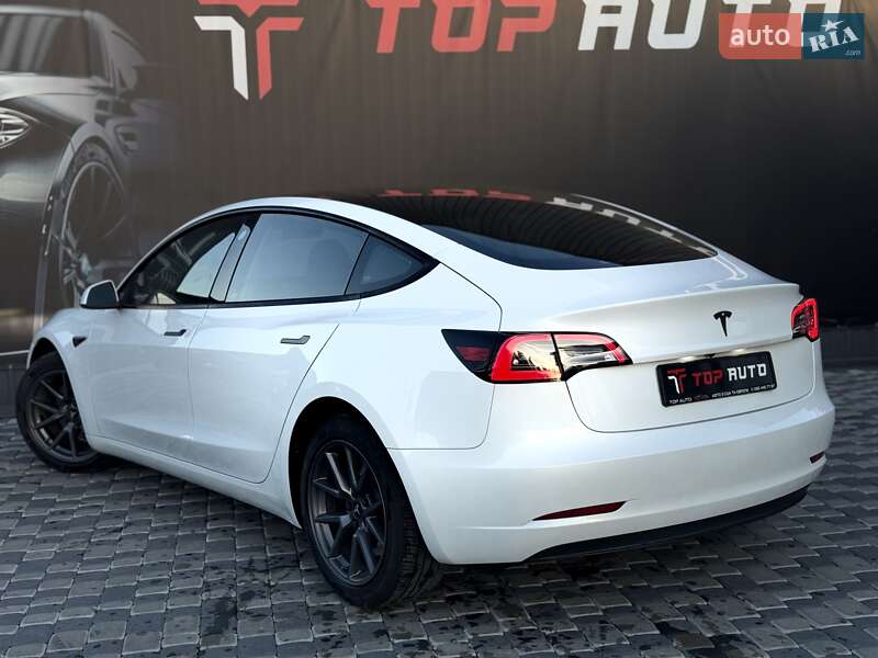 Седан Tesla Model 3 2023 в Львове