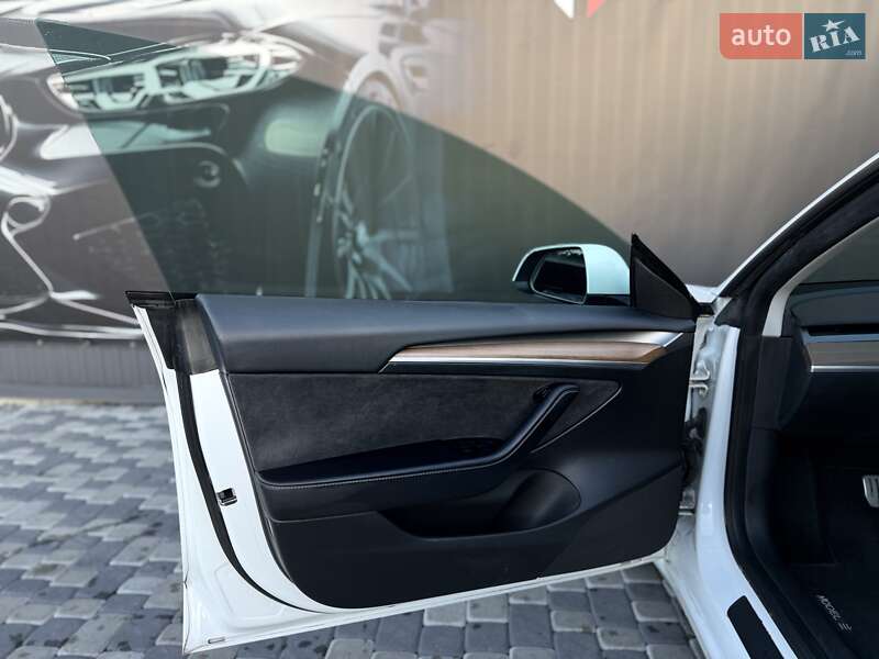 Седан Tesla Model 3 2023 в Львове