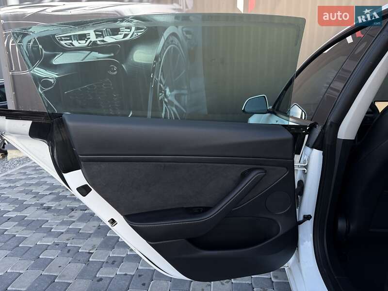 Седан Tesla Model 3 2023 в Львове