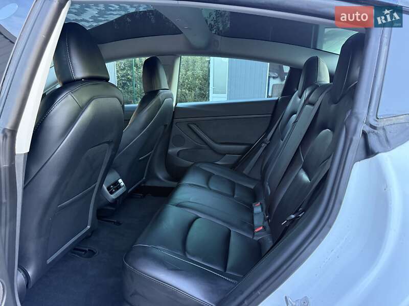 Седан Tesla Model 3 2023 в Львове