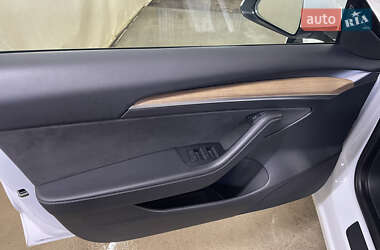 Седан Tesla Model 3 2023 в 