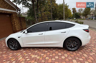 Седан Tesla Model 3 2021 в 