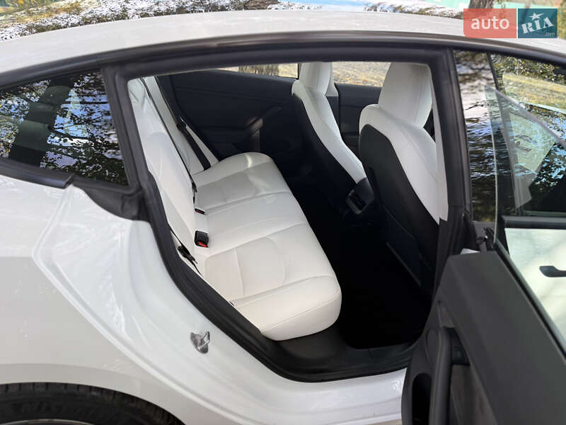 Седан Tesla Model 3 2022 в Дубні
