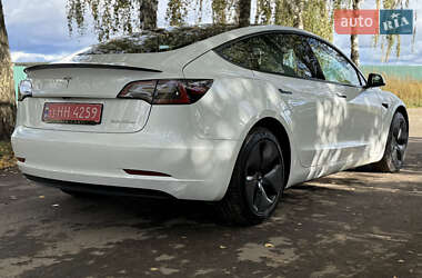 Седан Tesla Model 3 2022 в 