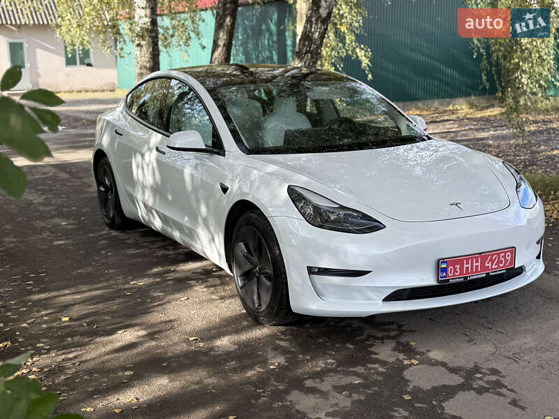 Седан Tesla Model 3 2022 в Дубні