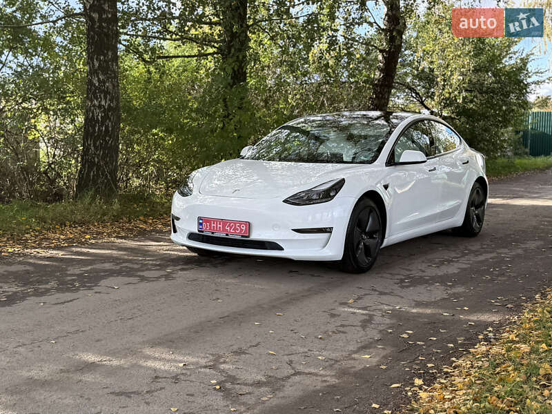 Седан Tesla Model 3 2022 в Дубні