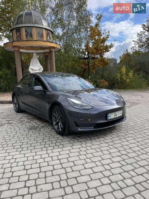 Седан Tesla Model 3 2022 в 