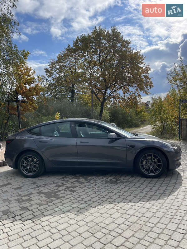 Седан Tesla Model 3 2022 в Івано-Франківську