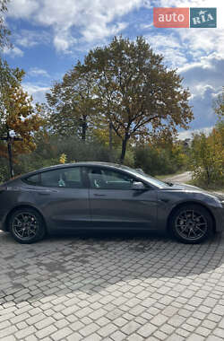 Седан Tesla Model 3 2022 в 