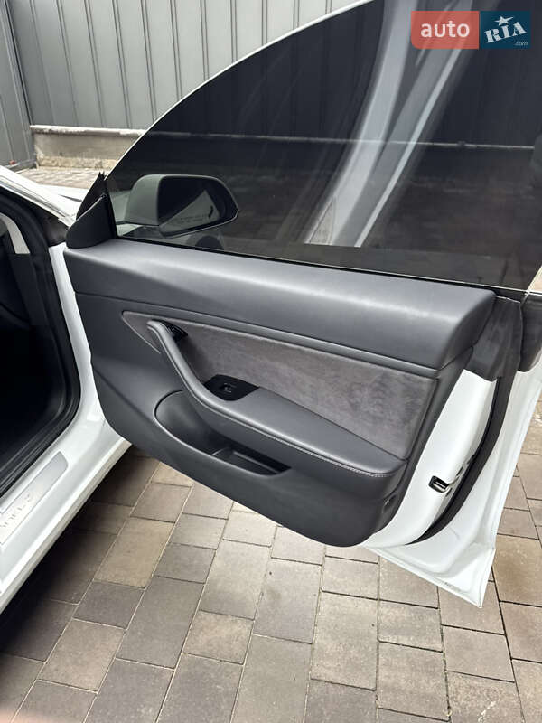 Седан Tesla Model 3 2018 в Києві