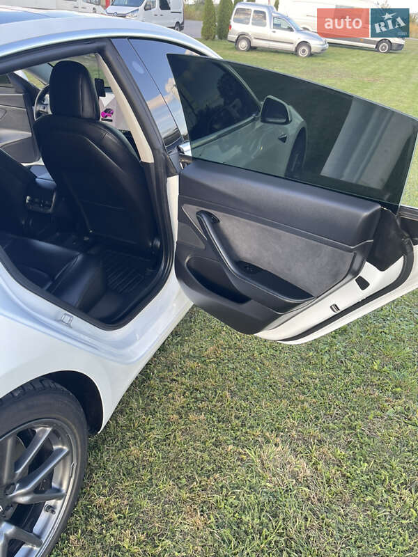 Седан Tesla Model 3 2020 в Нововолынске