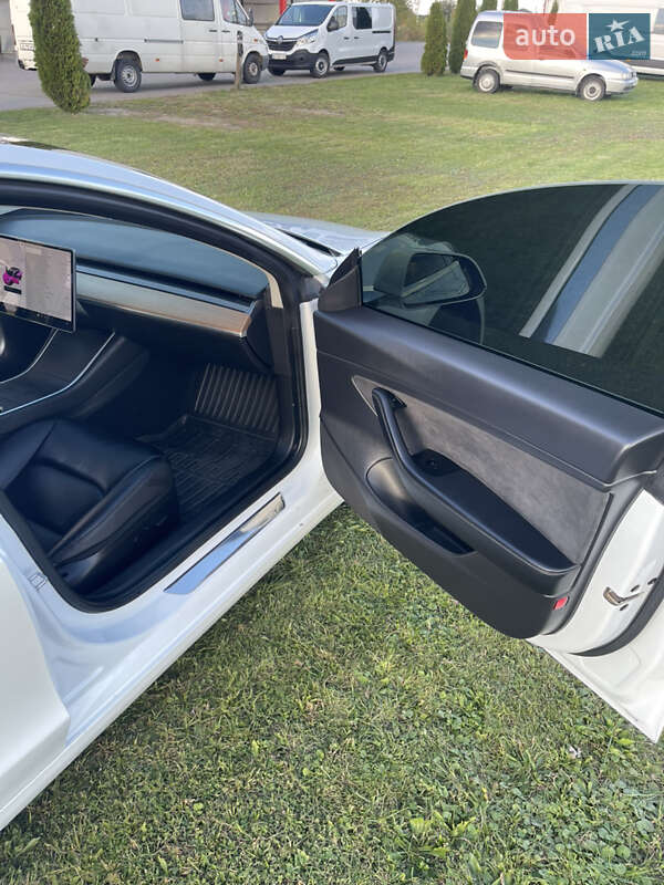 Седан Tesla Model 3 2020 в Нововолынске