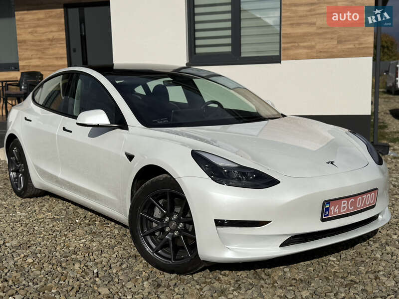 Седан Tesla Model 3 2023 в Стрию