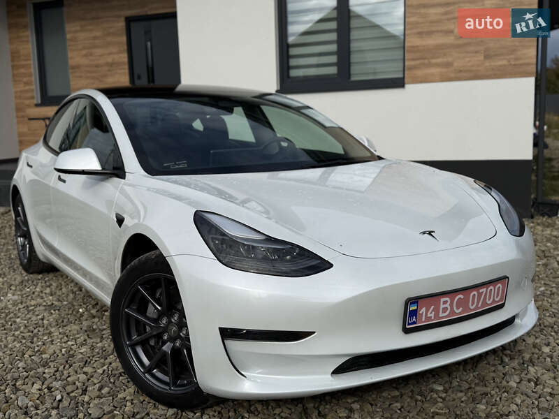 Седан Tesla Model 3 2023 в Стрию