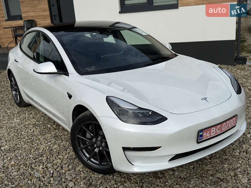 Седан Tesla Model 3 2023 в Стрию