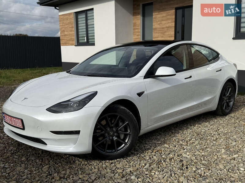 Седан Tesla Model 3 2023 в Стрию