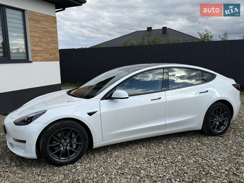Седан Tesla Model 3 2023 в Стрию