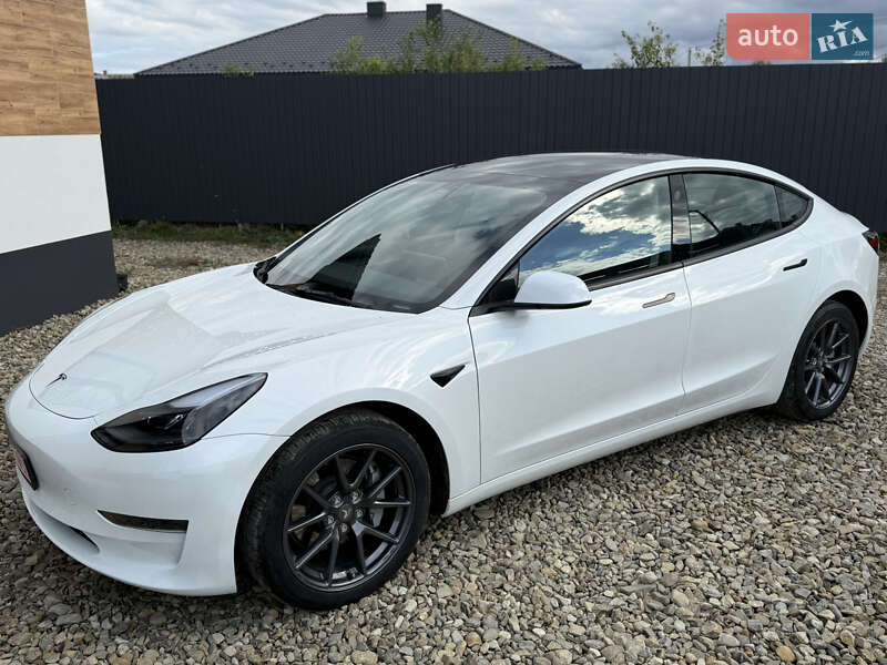 Седан Tesla Model 3 2023 в Стрию