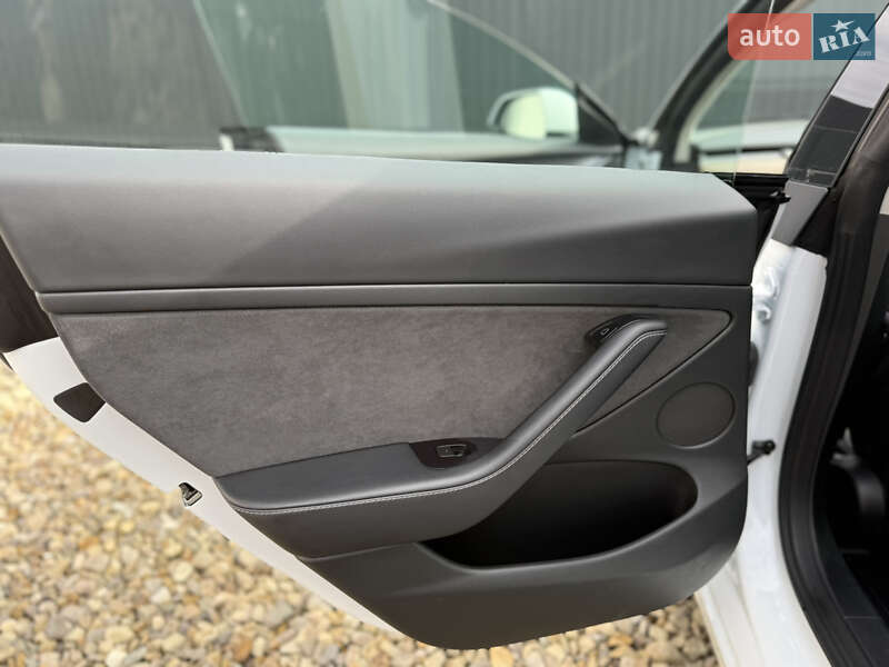 Седан Tesla Model 3 2023 в Стрию