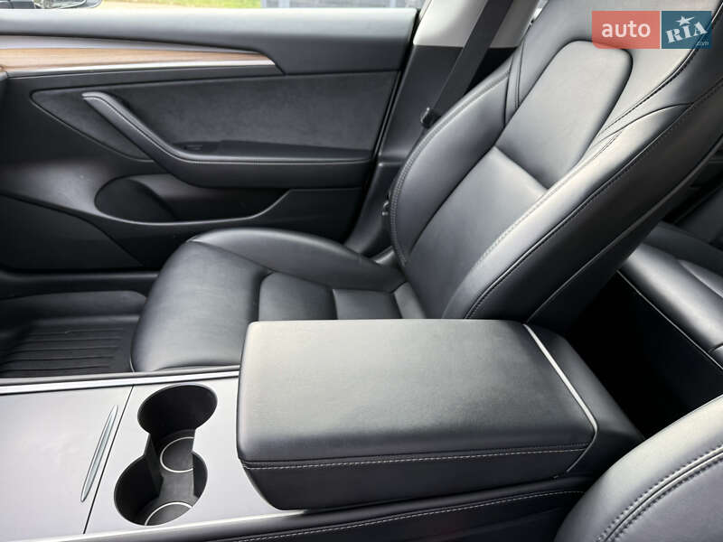 Седан Tesla Model 3 2023 в Стрию