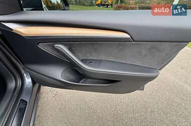 Седан Tesla Model 3 2023 в 