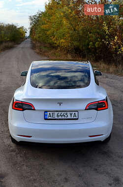 Седан Tesla Model 3 2022 в 