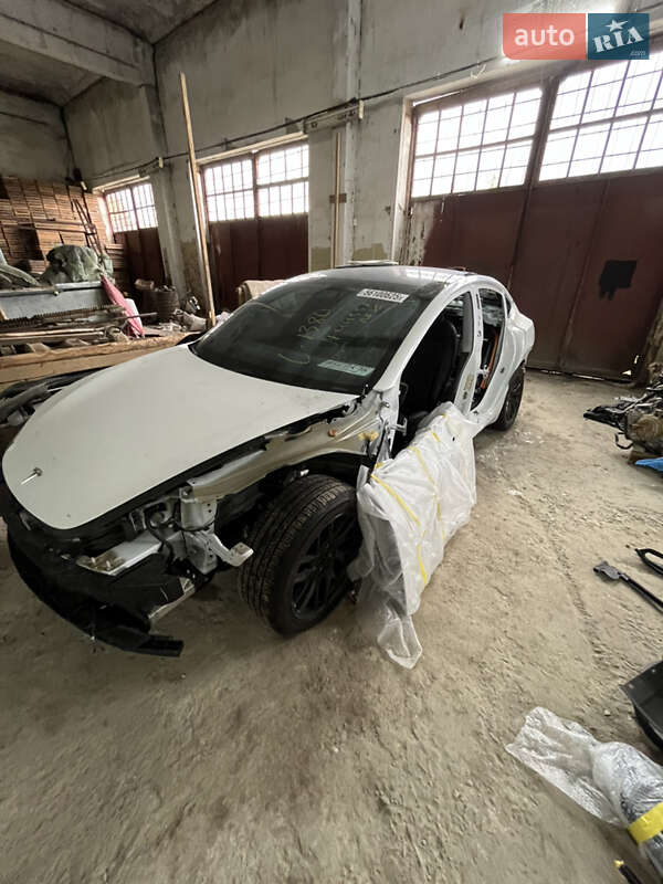 Седан Tesla Model 3 2024 в Львове