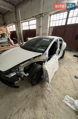 Седан Tesla Model 3 2024 в 