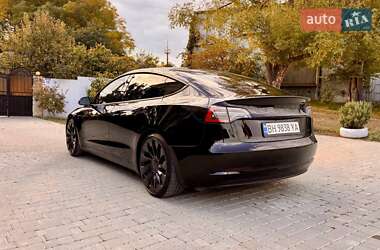 Седан Tesla Model 3 2022 в 