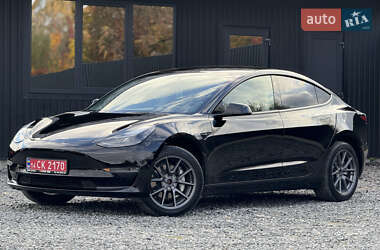 Седан Tesla Model 3 2022 в 