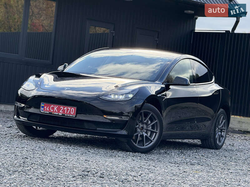 Седан Tesla Model 3 2022 в Дрогобичі
