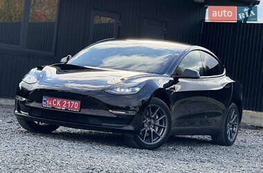 Седан Tesla Model 3 2022 в 