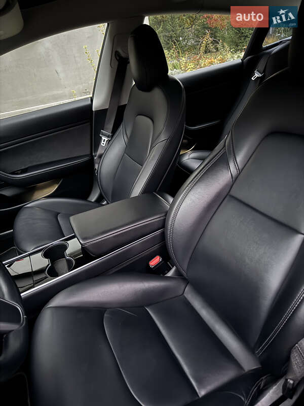 Седан Tesla Model 3 2018 в Рівному