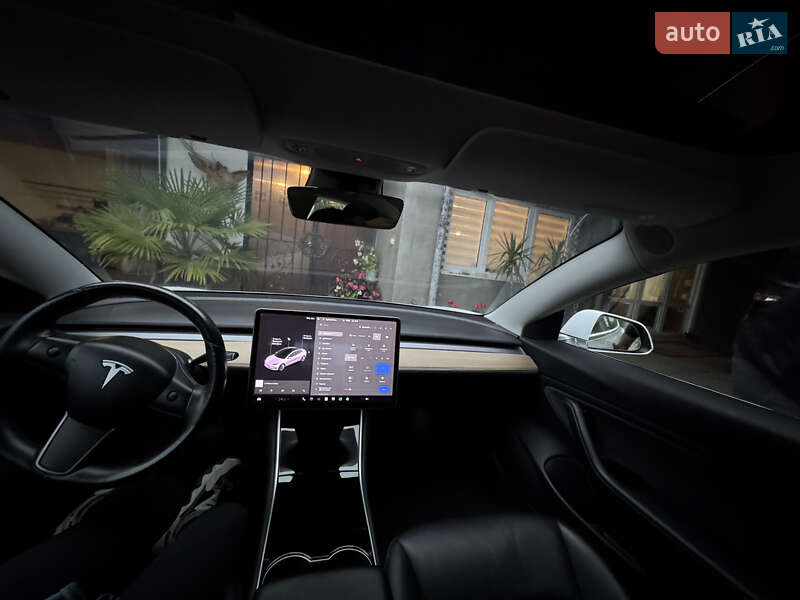 Седан Tesla Model 3 2018 в Рівному