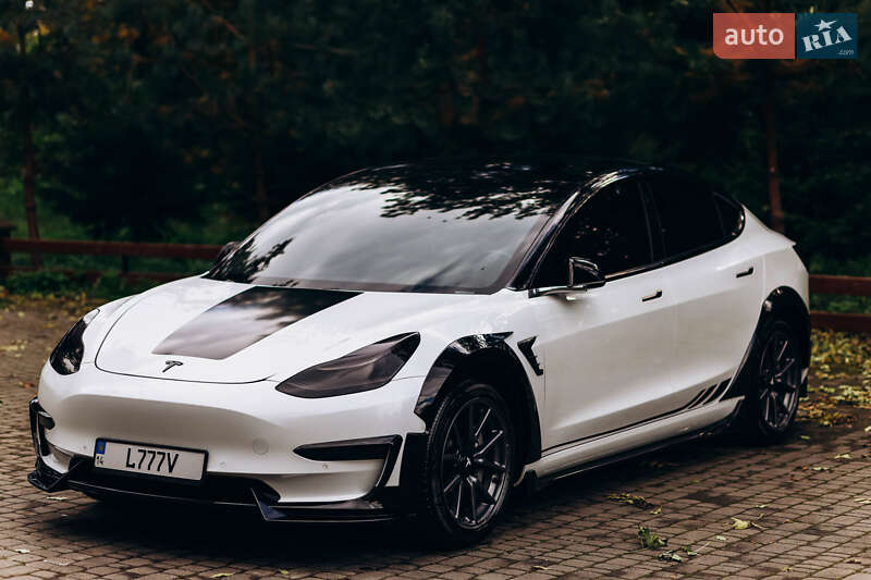 Седан Tesla Model 3 2019 в Львові