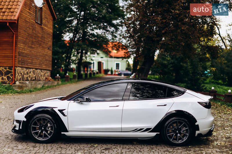 Седан Tesla Model 3 2019 в Львові