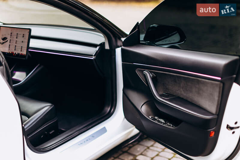Седан Tesla Model 3 2019 в Львові