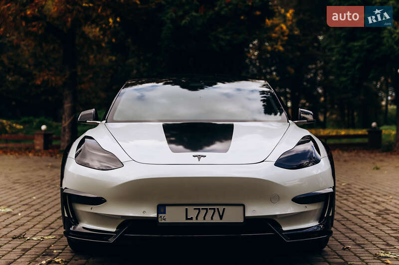 Седан Tesla Model 3 2019 в Львові