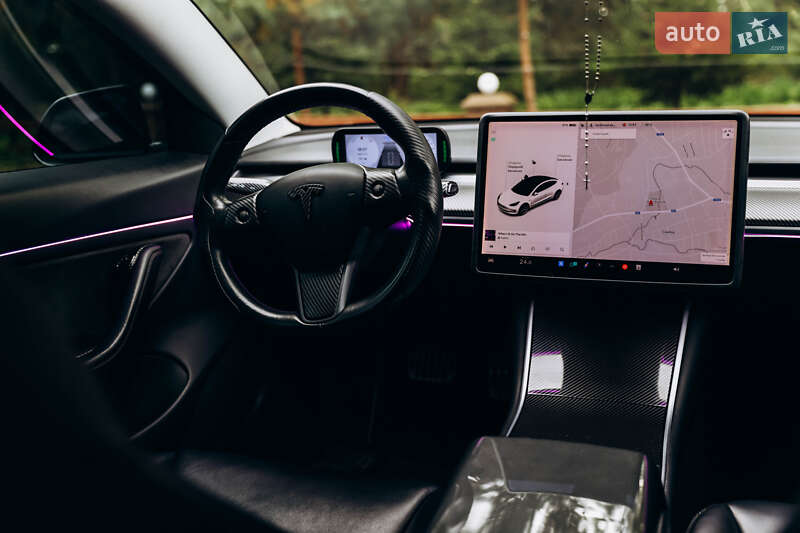 Седан Tesla Model 3 2019 в Львові