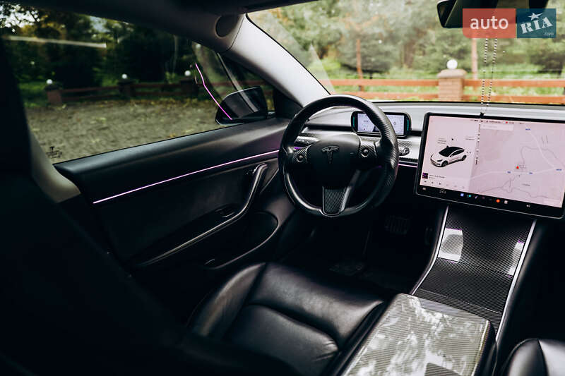 Седан Tesla Model 3 2019 в Львові