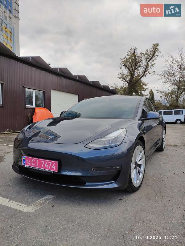 Седан Tesla Model 3 2021 в 