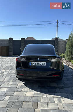 Седан Tesla Model 3 2022 в 