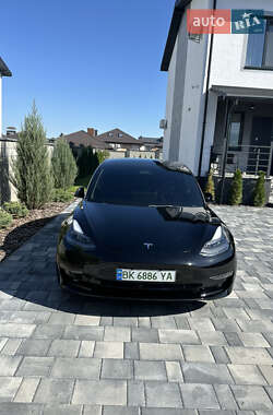 Седан Tesla Model 3 2022 в 