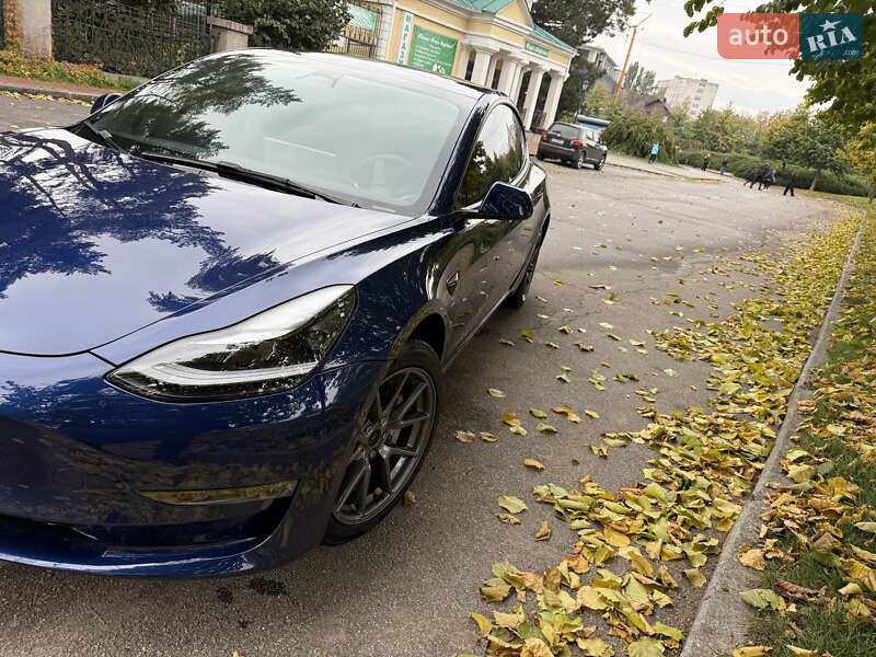 Седан Tesla Model 3 2022 в Умани