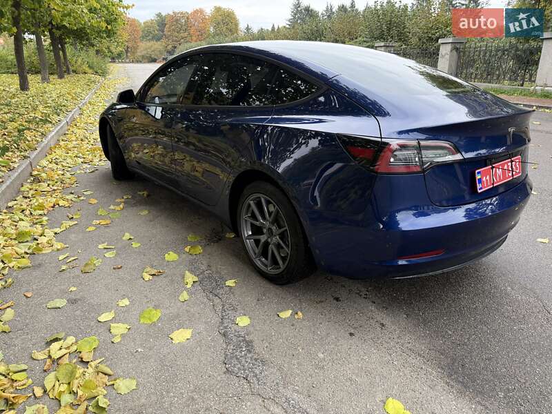 Седан Tesla Model 3 2022 в Умани