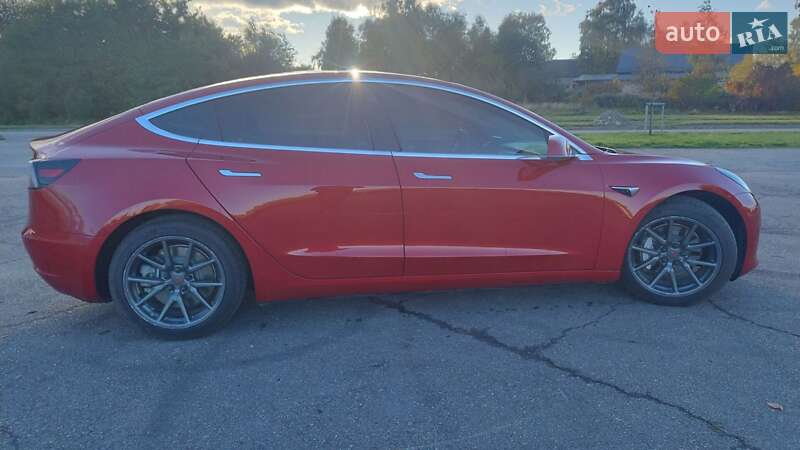 Седан Tesla Model 3 2018 в Львове