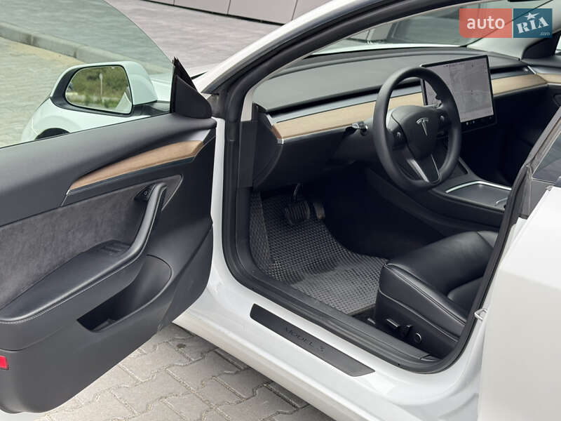 Седан Tesla Model 3 2021 в Ужгороде